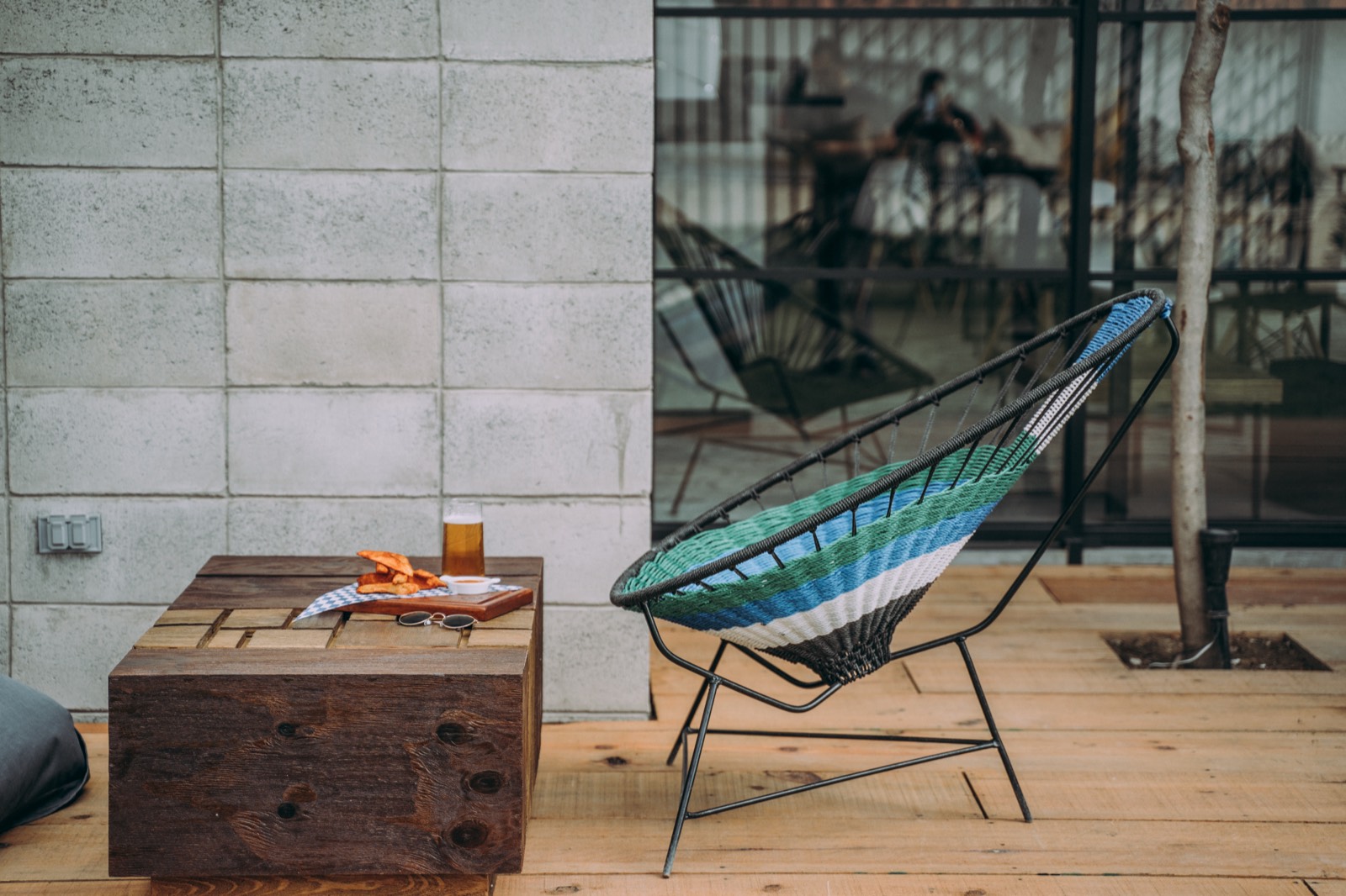Silla acapulco y mesa de madera con desayuno en la terraza de Dominica 19 Cholula